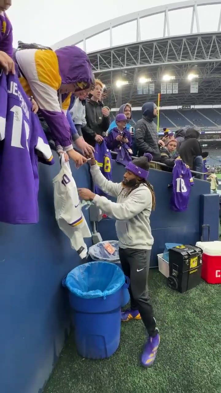 Aaron Jones ? #Vikings Fans in Seattle